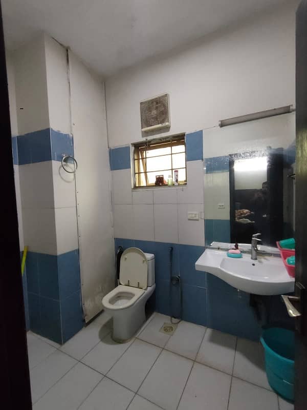 Stunning Location 10 Marla 3 Bed Flat On 7th Floor For Sale In Askari 11 Lahore 12