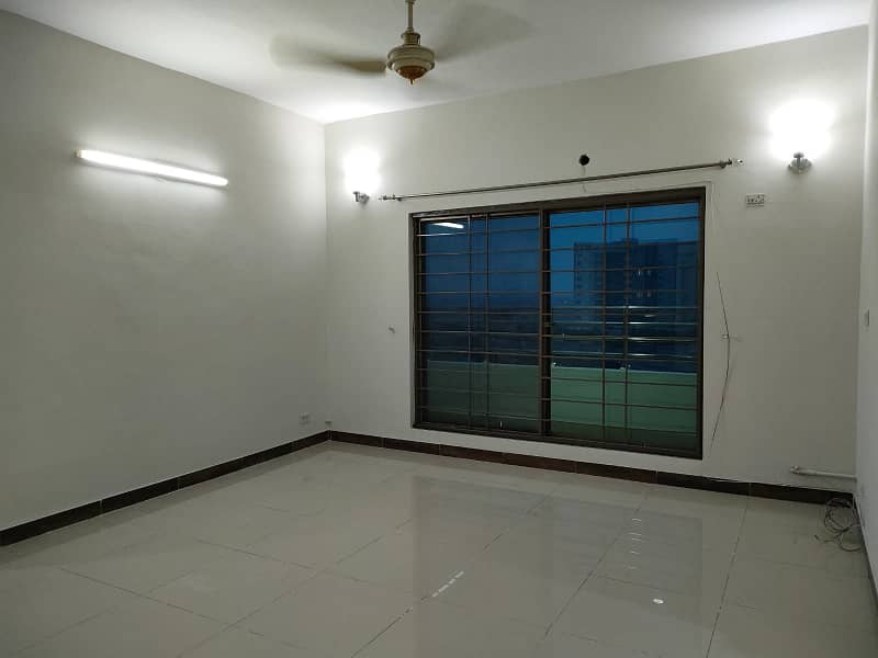 Cheapest 10 Marla 3 Bed Flat On Superb Location Is Avialable For Sale In Askari-11, Lahore 0