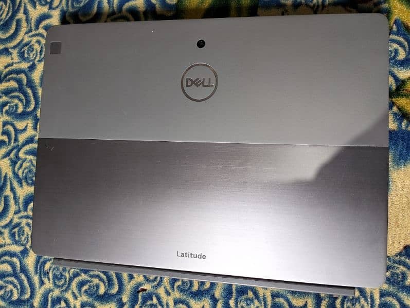 Dell Latitude 7200 2 in 1 i5 8th gen 8GB 256GB.  No touch 1