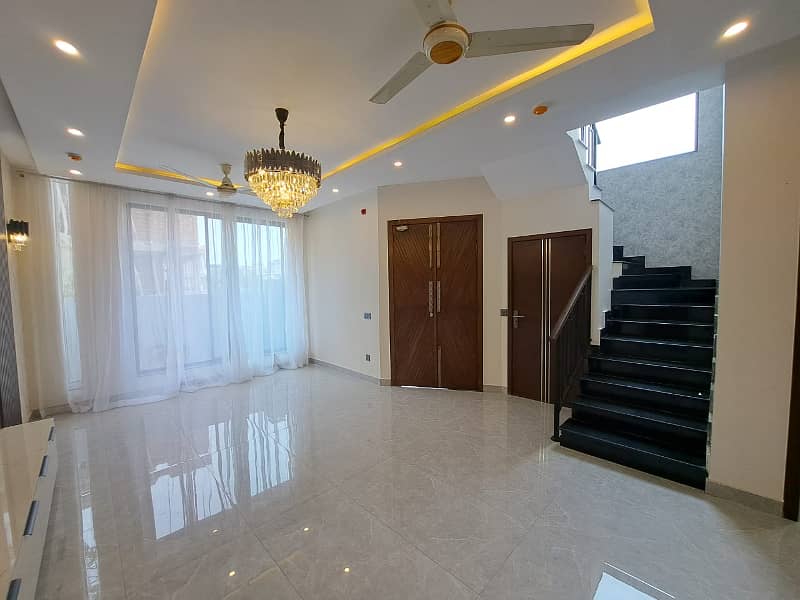 5 MARLA MOST BEAUTIFUL USED HOUSE FOR SALE IN DHA PHASE 4 HOT LOCATION. 6