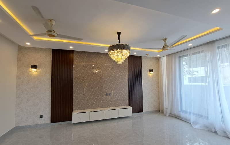 5 MARLA MOST BEAUTIFUL USED HOUSE FOR SALE IN DHA PHASE 4 HOT LOCATION. 7