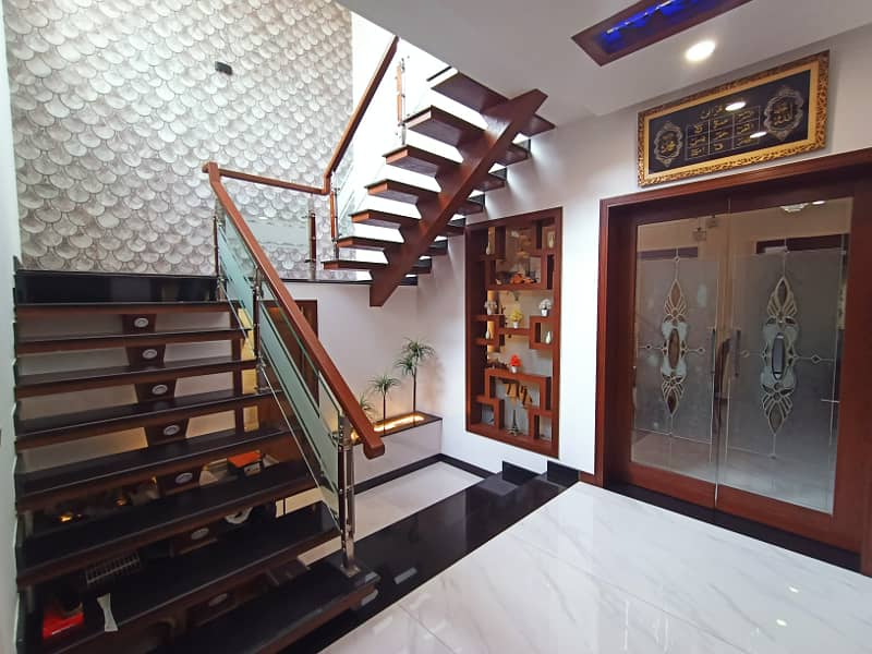 1 KANAL USED HOUSE FOR SALE DHA PHASE 1 OWNER NEEDY HOT LOCATION IDEA DEAL . 9