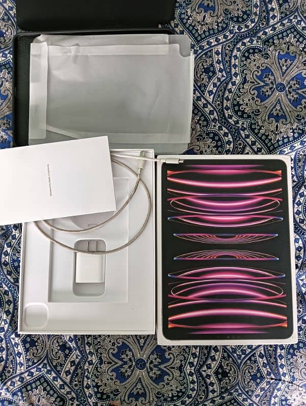 iPad Pro M2 11 inches 128GB in Warranty 3