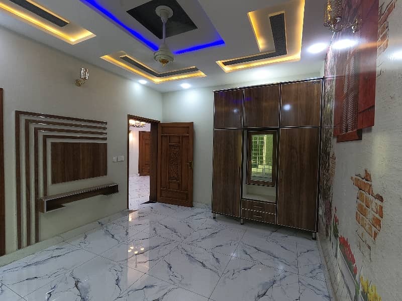 Corner 6.5 Marla House For Sale In Beautiful Allama Iqbal Town - Pak Block 28