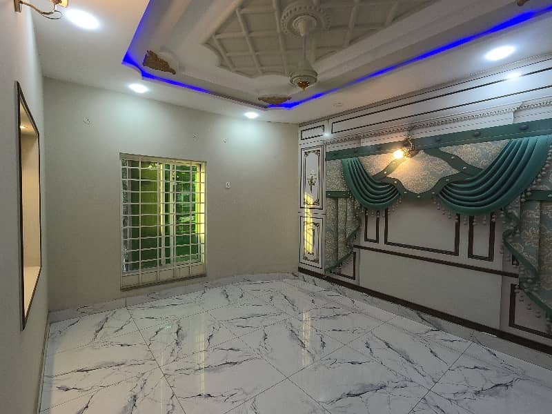 Corner 6.5 Marla House For Sale In Beautiful Allama Iqbal Town - Pak Block 30