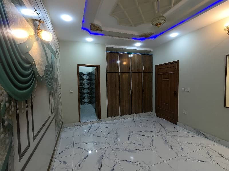 Corner 6.5 Marla House For Sale In Beautiful Allama Iqbal Town - Pak Block 31