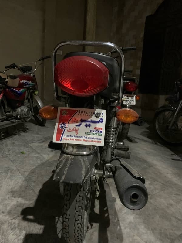 Honda 125 Almost new condition Red colour 1