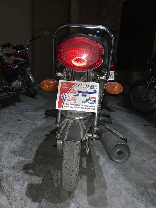 Honda 125 Almost new condition Red colour 2