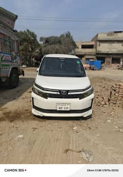 Toyota Voxy 2014