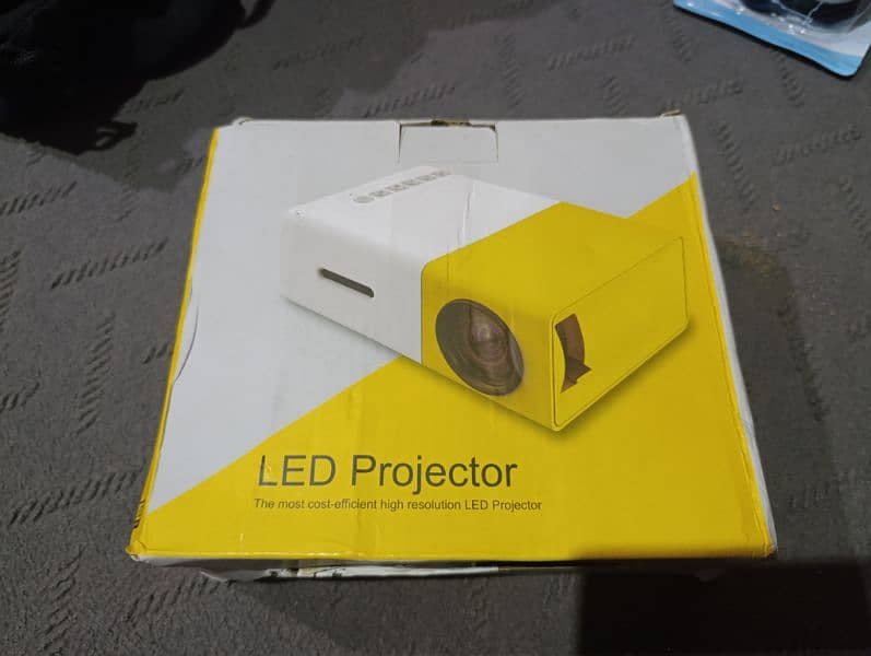 LED Projector Mini - YG300 100" 0