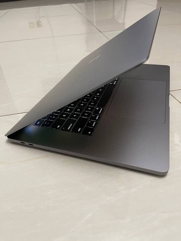 MacBook Pro 16” Core i9 32GB Ram 1TB SSD 2