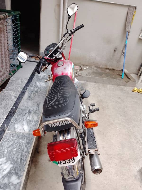 Yamaha 4 stroke in genuine condition. 1