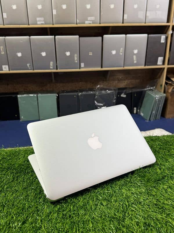 Apple MacBook air 2015 model 8GB RAM 128GB SSD 2