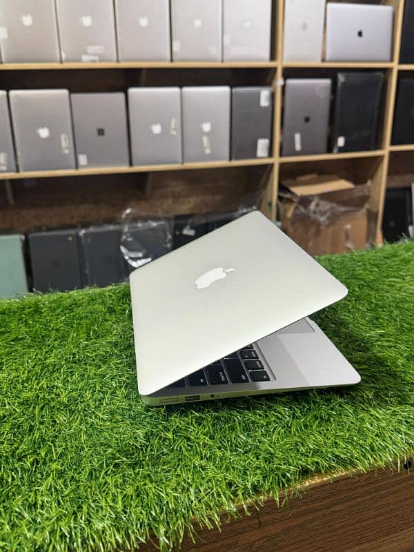 Apple MacBook air 2015 model 8GB RAM 128GB SSD 3