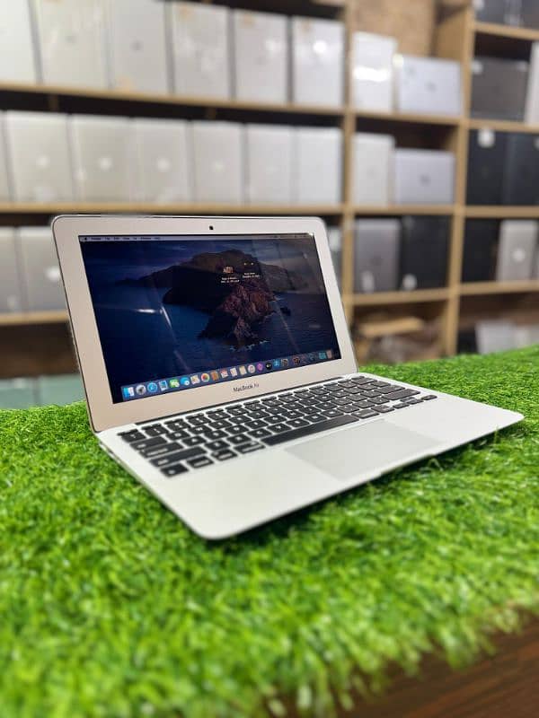 Apple MacBook air 2015 model 8GB RAM 128GB SSD 5