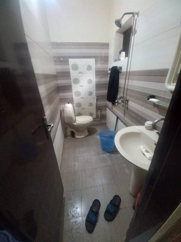 10MARLA TILE FLOORING UPPER PORTION FOR RENT IN ALLAMA IQBAL TOWN 6