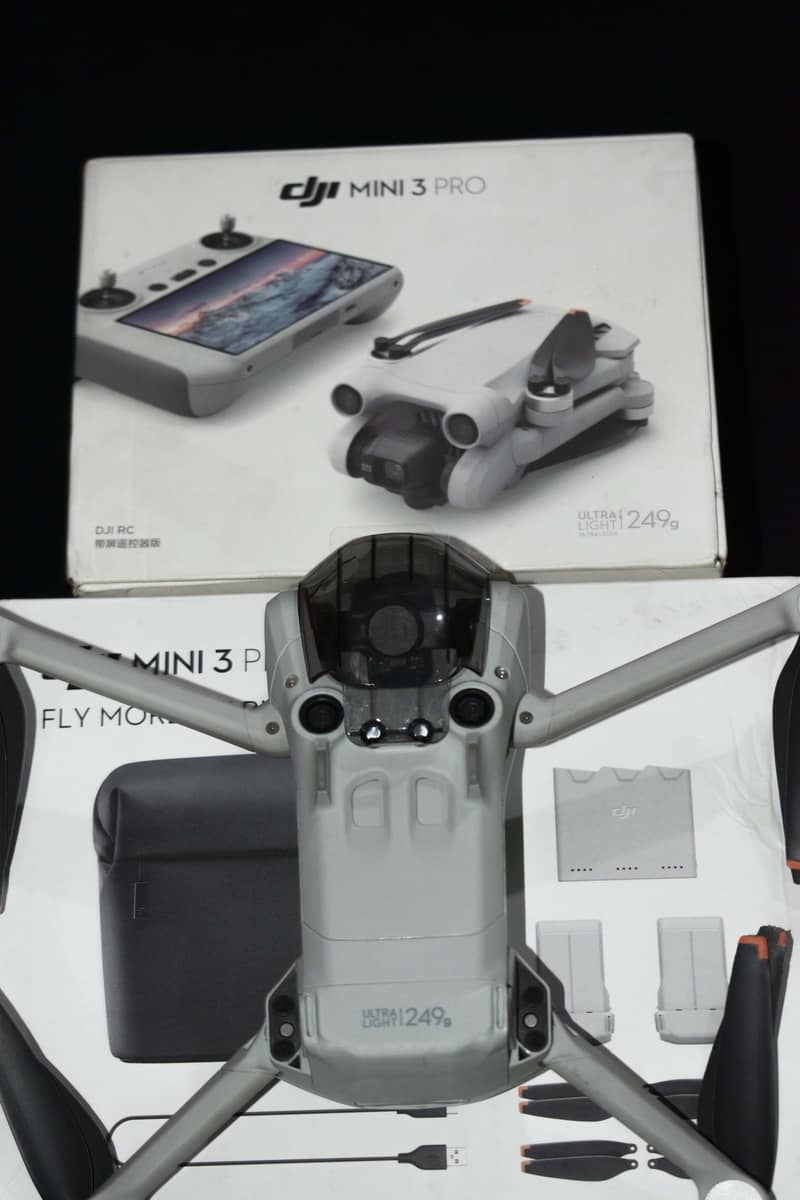 DJI mini 3 pro with fly more kit plus, 10/10 3 battery an box 1