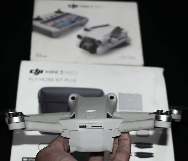 DJI mini 3 pro with fly more kit plus, 10/10 3 battery an box 2