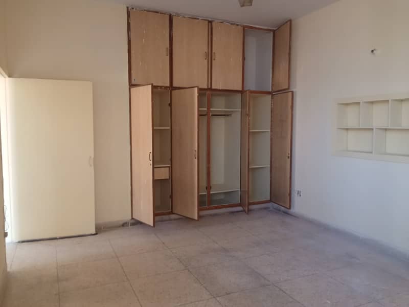 UPPER PORTION FOR RENT IN PRIME LOCATION 15