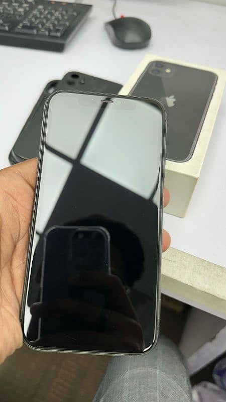 iPHONE 11 128GB NON PTA WITH BOX 4