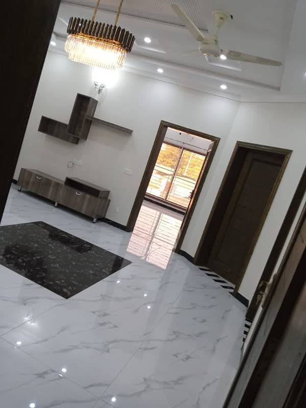 Like Brand New 10 Marla Luxury House Available For Sale in Talha Block Bahria Town Lahore 3