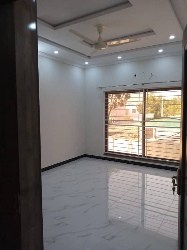 Like Brand New 10 Marla Luxury House Available For Sale in Talha Block Bahria Town Lahore 38