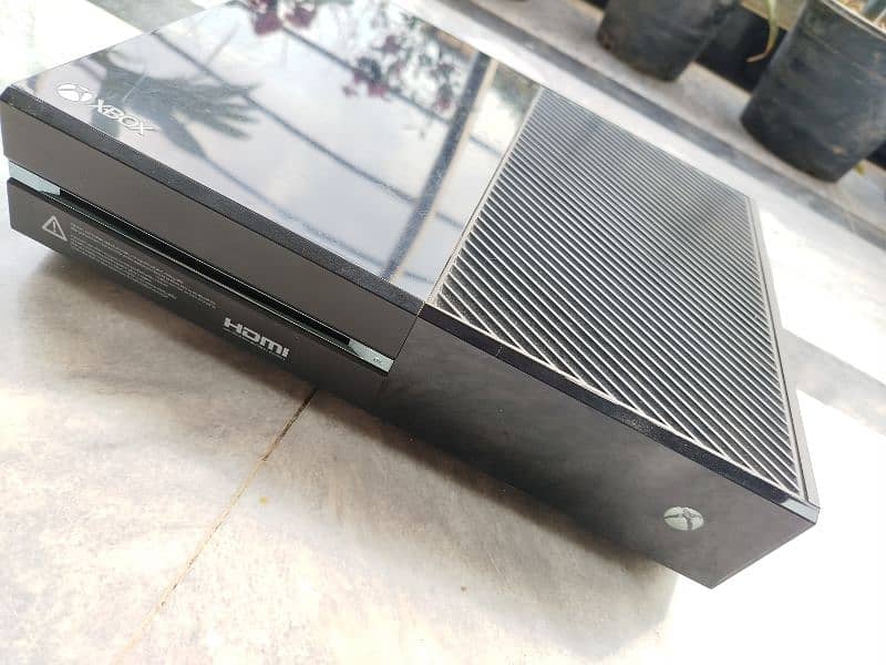 Xbox one 500gb with wireless controller 7