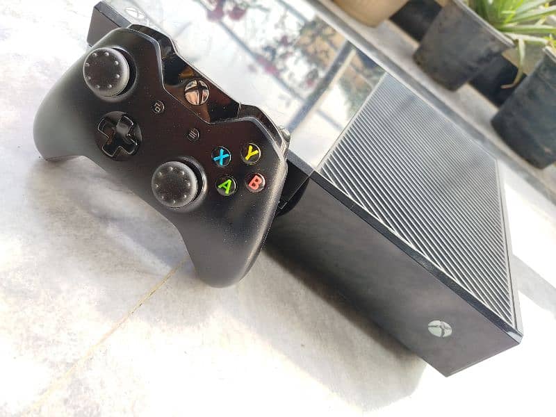 Xbox one 500gb with wireless controller 8