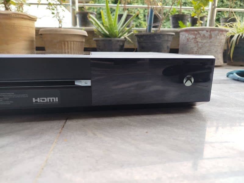 Xbox one 500gb with wireless controller 11