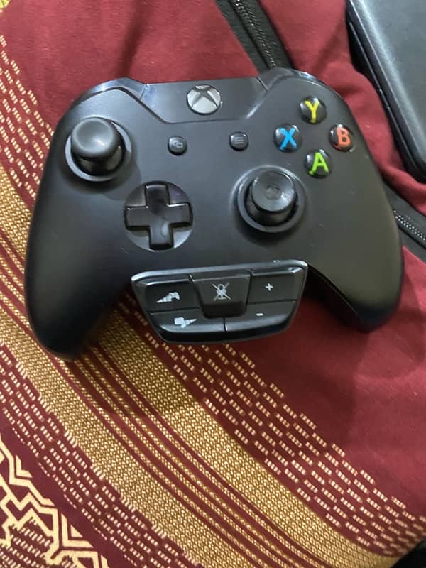 XBOX ONE TWO CONTROLLERS 500 gb 1