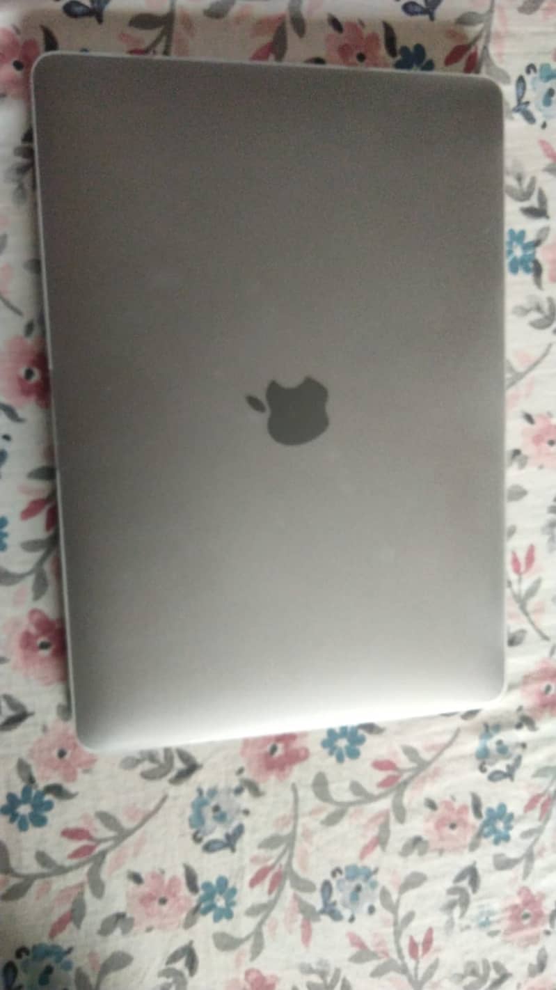 MacBook Air (Retina, 13-inch, 2020, Quad Core) 10x10 Mint Condition 2