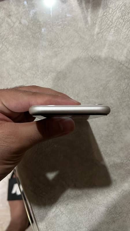 iphone 11 128GB - PTA approved white 3