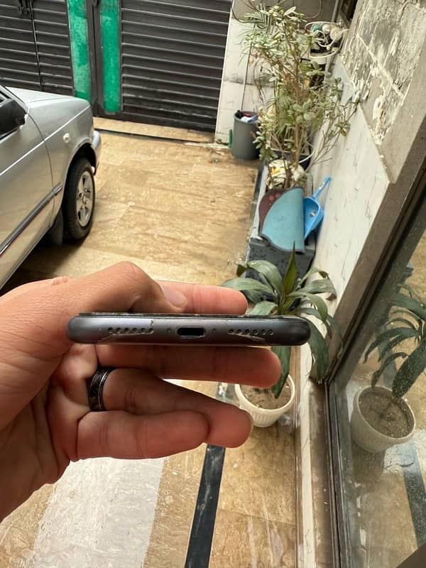 Iphone 11 ha bilkul lush condition ma Battery health 85 percent ha 0