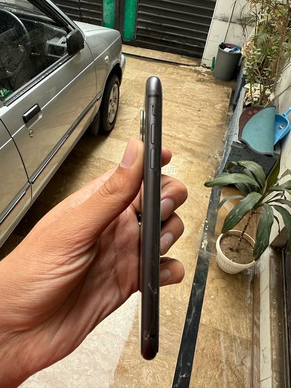 Iphone 11 ha bilkul lush condition ma Battery health 85 percent ha 3