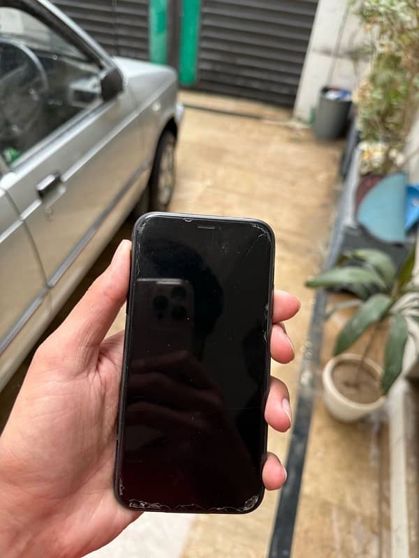 Iphone 11 ha bilkul lush condition ma Battery health 85 percent ha 4