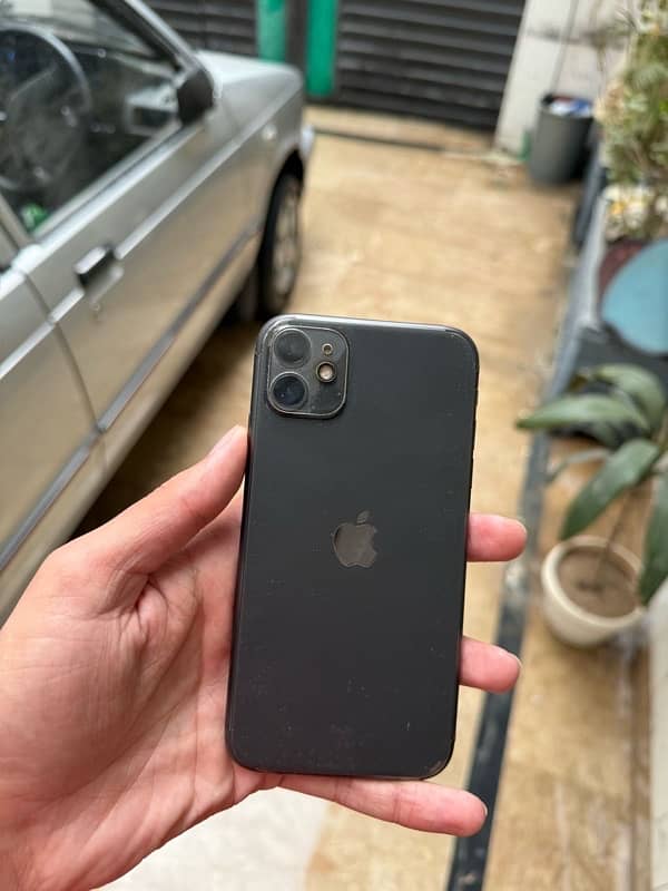 Iphone 11 ha bilkul lush condition ma Battery health 85 percent ha 5