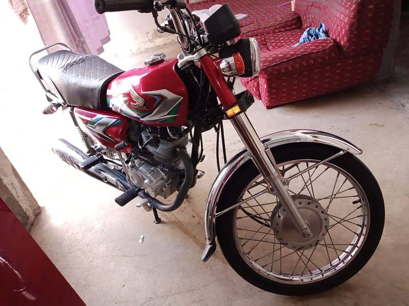 Honda 125 2023 k advance m li thi 2022 k 10 mehiny ki registration ha 6