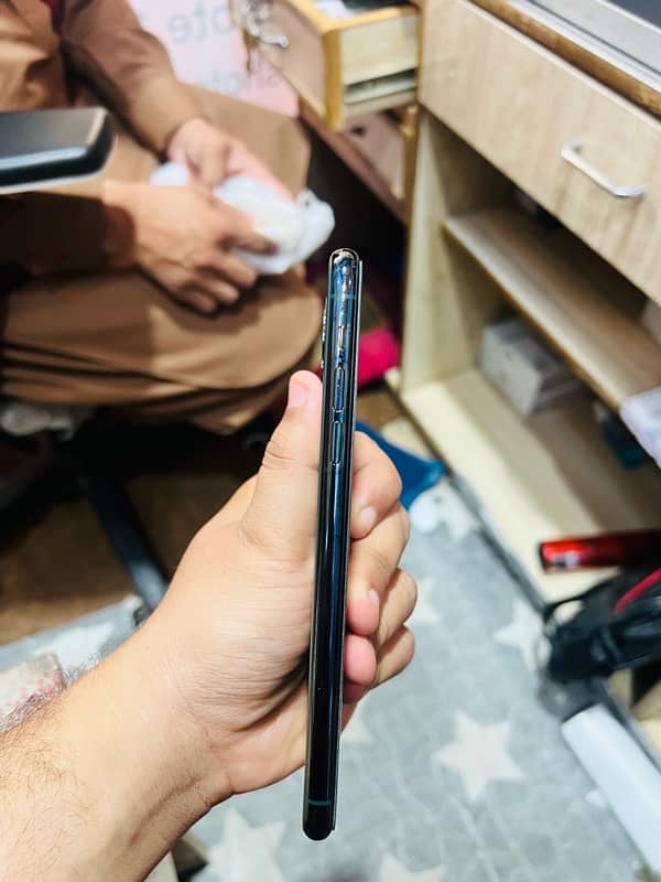 iPhone 11 Pro Max 4