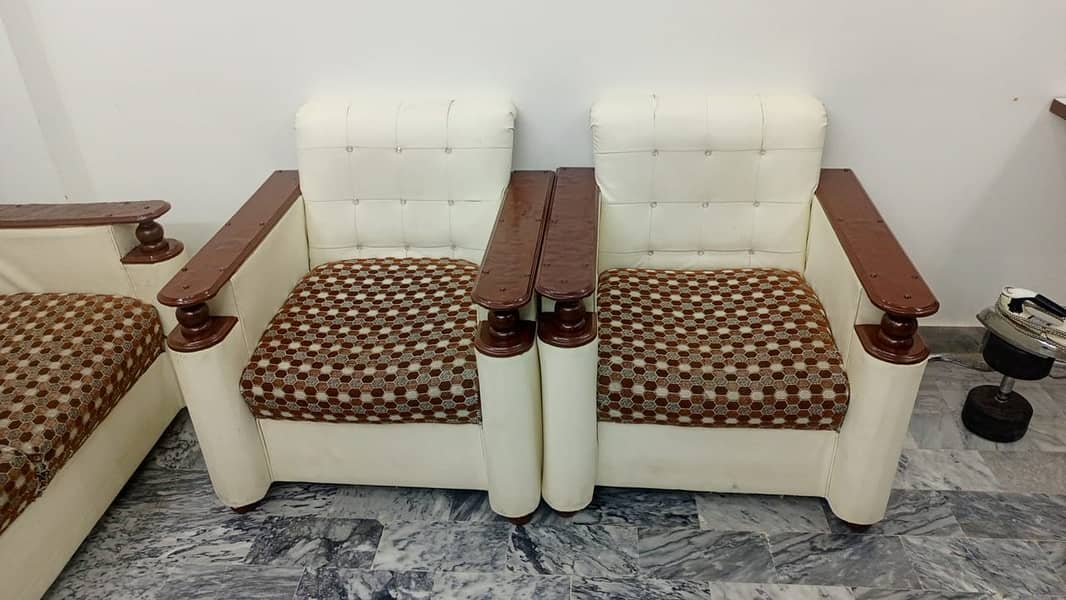 3+2 SEATER SOFA SET IN GOOD CONDITION FOR SALE 3