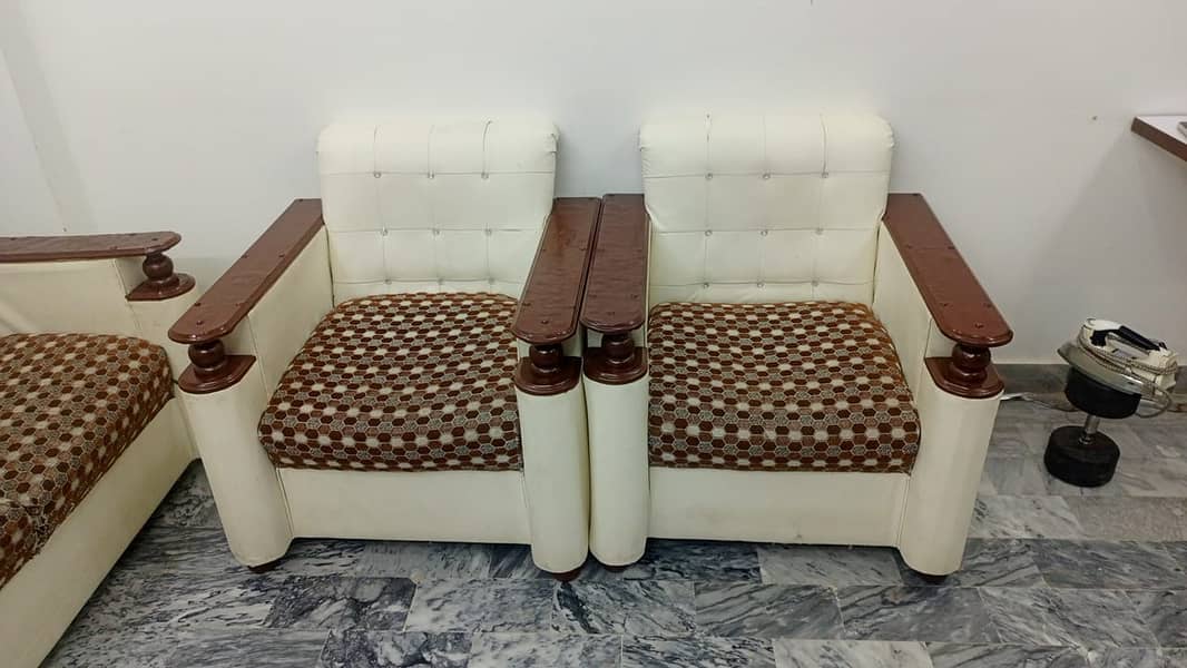 3+2 SEATER SOFA SET IN GOOD CONDITION FOR SALE 4