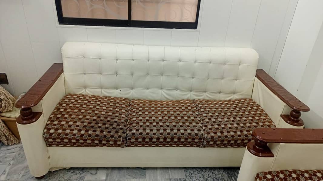 3+2 SEATER SOFA SET IN GOOD CONDITION FOR SALE 5