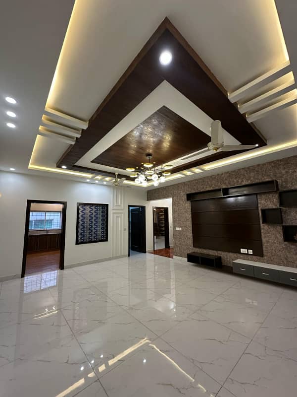 Luxurious 1 Kanal Semi-Furnished House With Basement for Sale in Nishtar Block, Bahria Town Lahore. 11