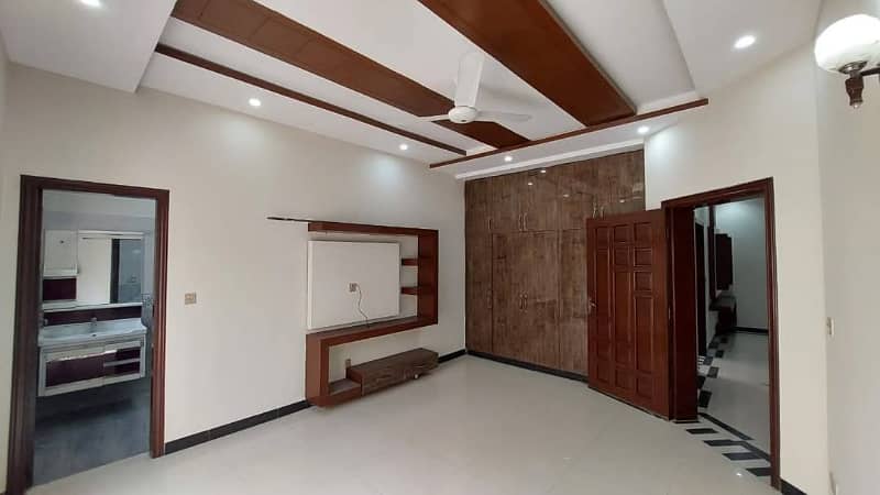 10 Marla Upper Portion House For Rent In Bahria Town Lahore. 4