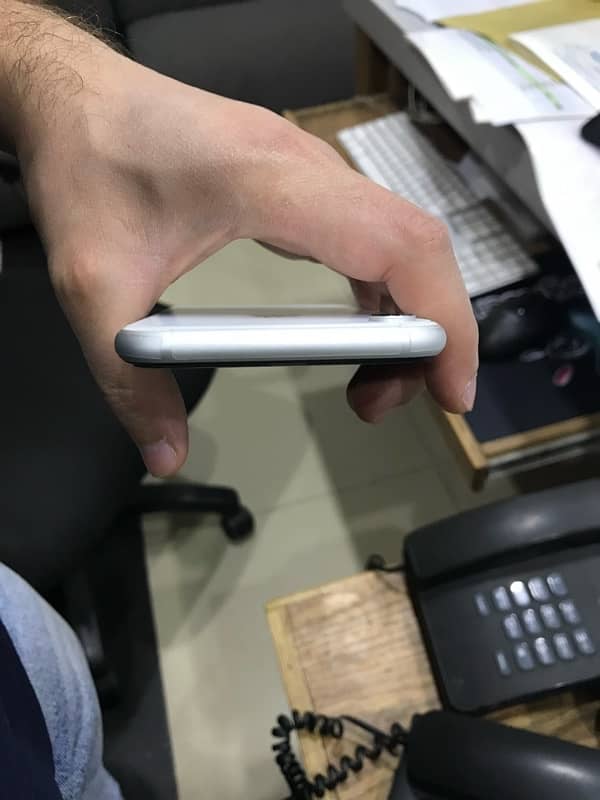 iPhone XR 7