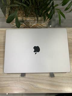 i7 i9 M1 M2 M3 Apple MacBook available