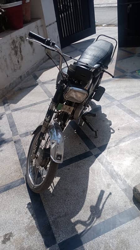 Bike for sell at price of 40k no engine work required just body 1