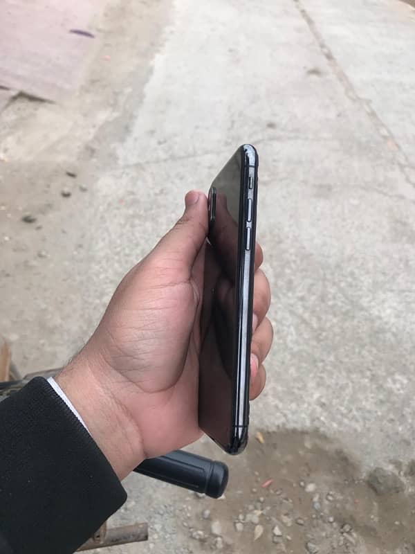 iphone x 64 gb 10 by 8 condition only minor back crack ha 1