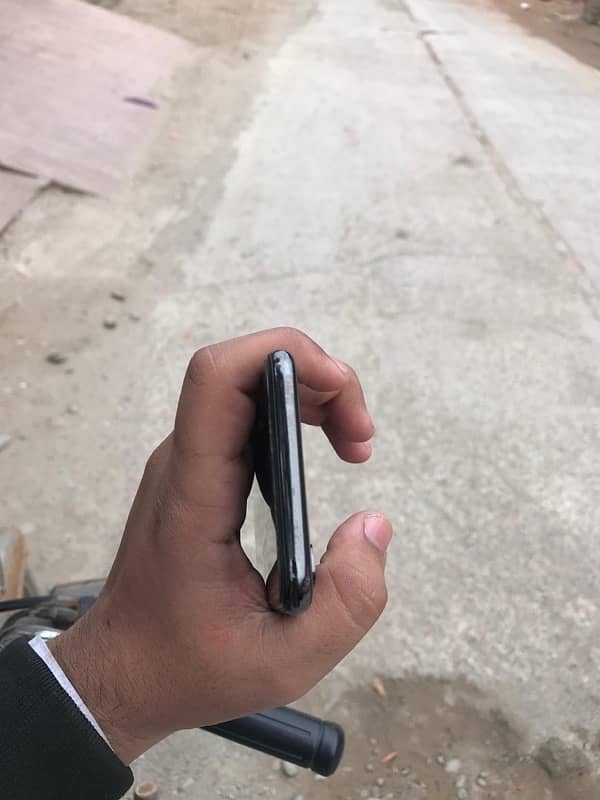 iphone x 64 gb 10 by 8 condition only minor back crack ha 2