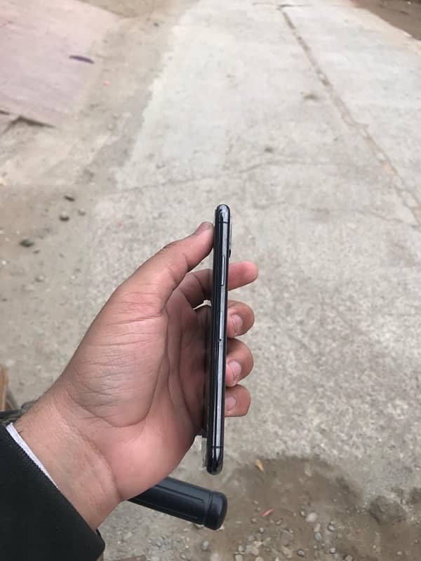 iphone x 64 gb 10 by 8 condition only minor back crack ha 3