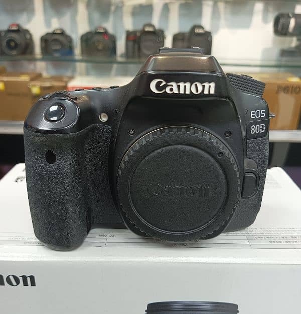 cannon 80d DSLR camera with original box charger strap battery 0